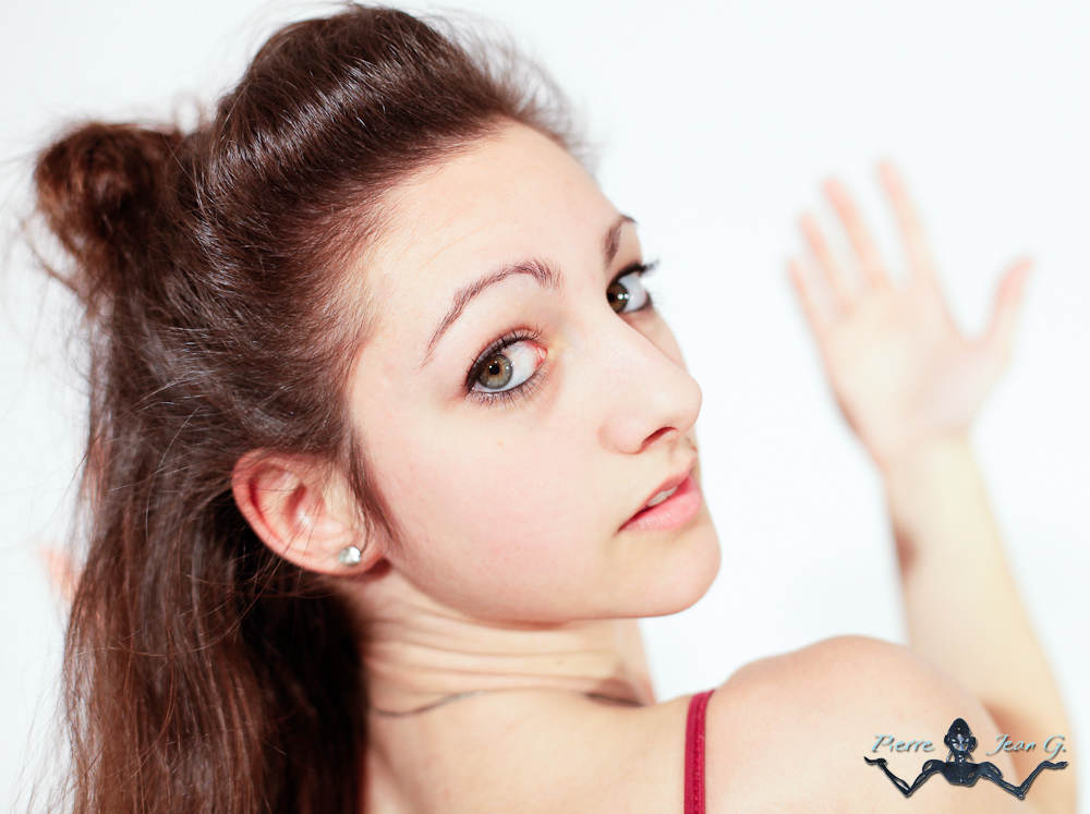 PJGbis134-0963.jpg - Young pretty teenage girl brunette in studio with long hair